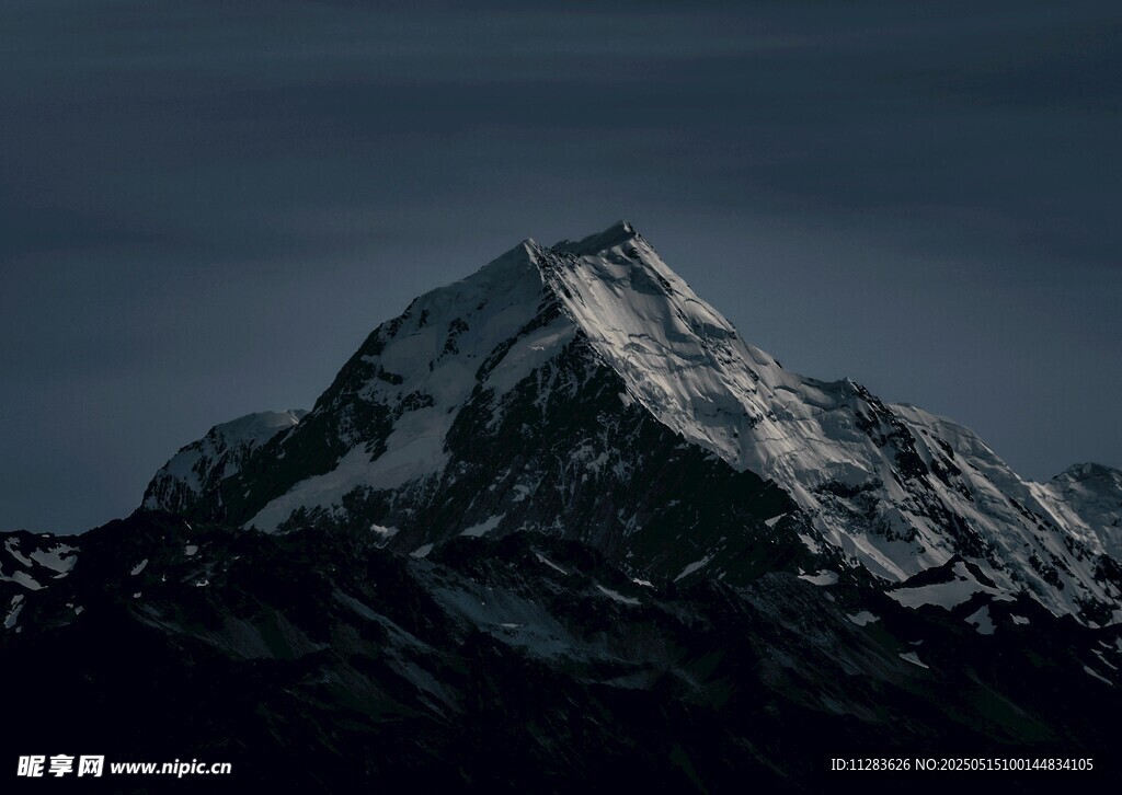 巍峨雪山壮丽景致