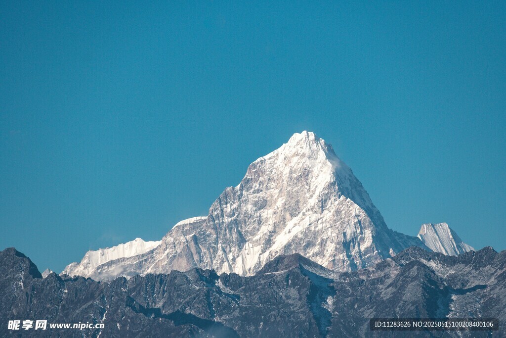 巍峨雪山壮丽景致