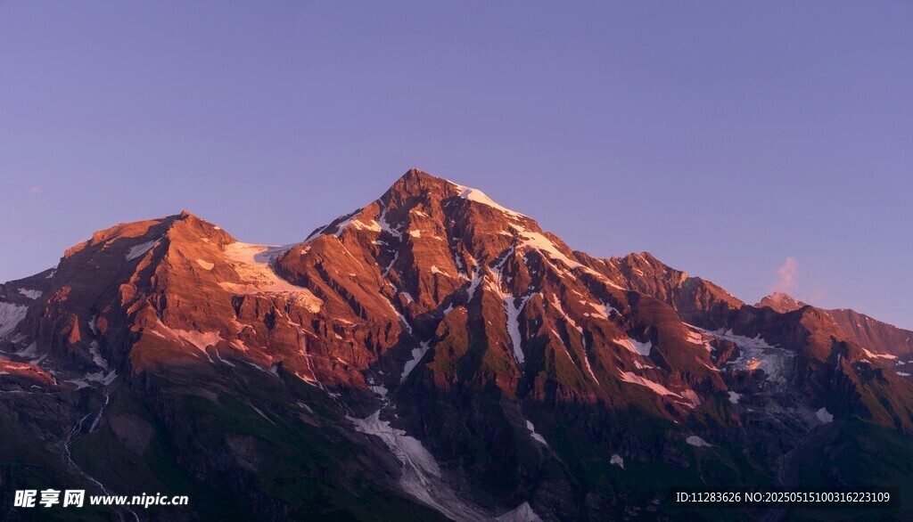 壮丽雪山日出美景