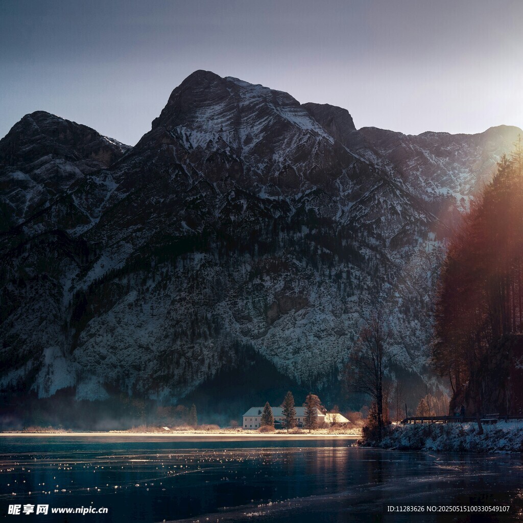 山间湖畔的静谧美景