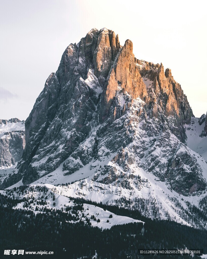巍峨雪山壮丽山峰景观