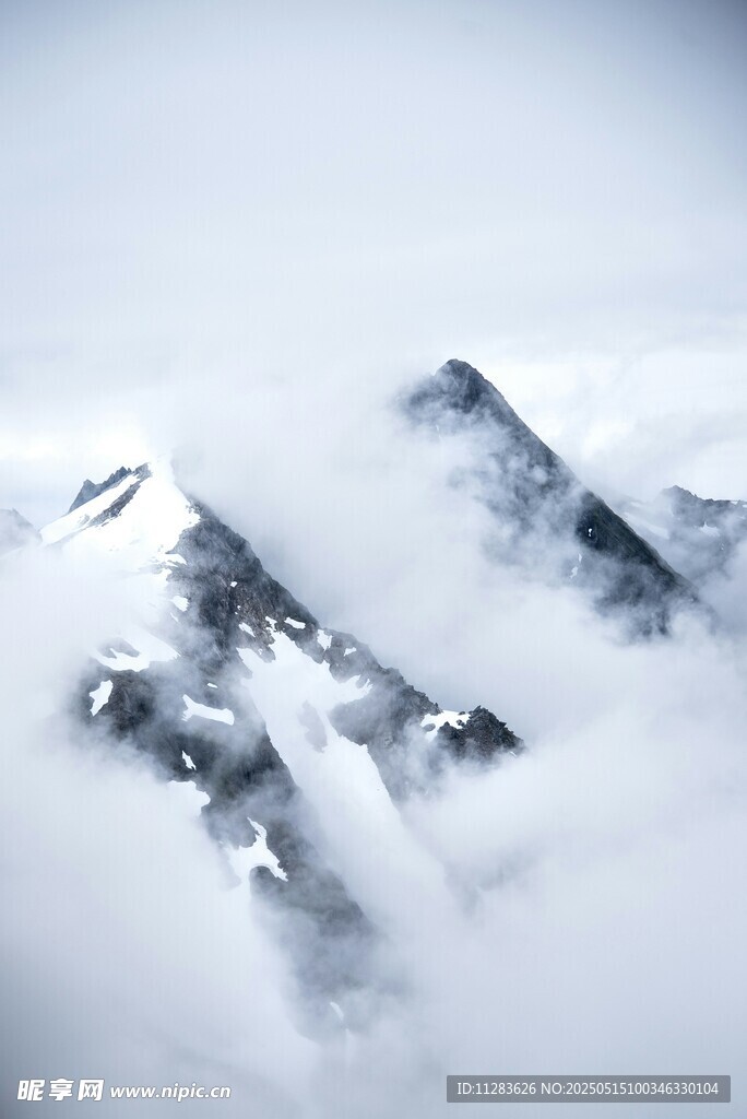 云雾缭绕的壮丽雪山