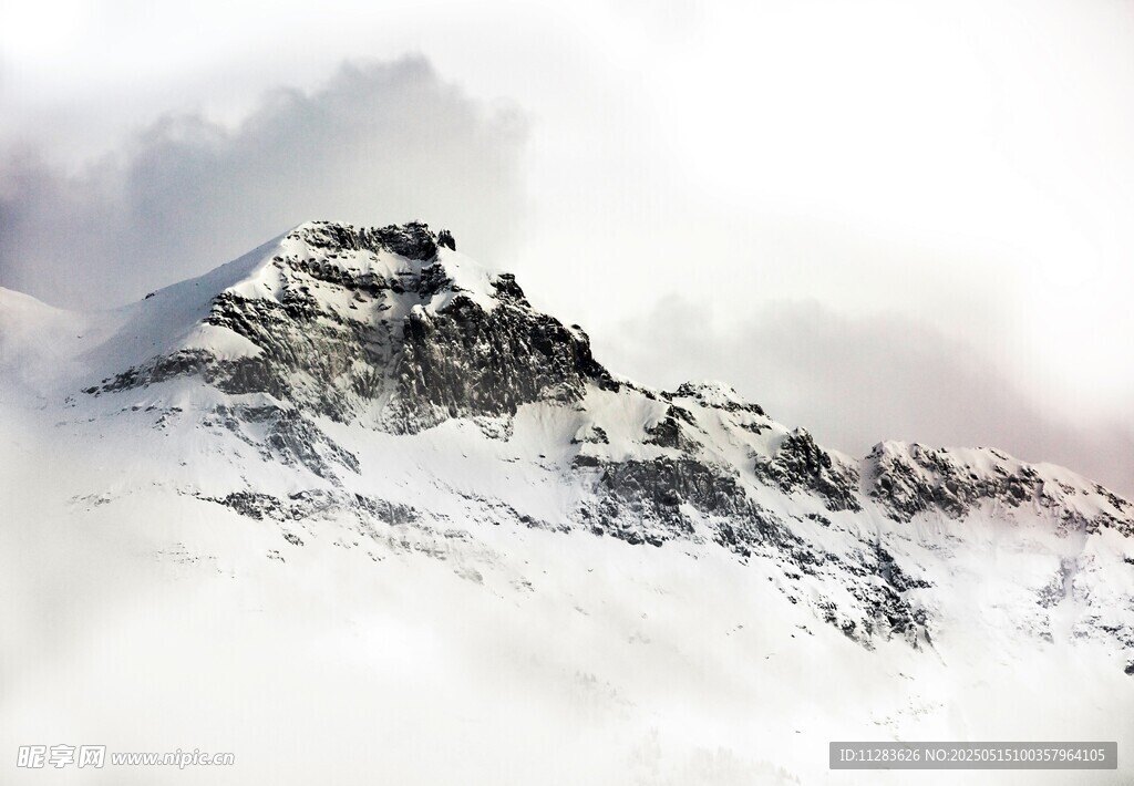 雪山云雾缭绕之景