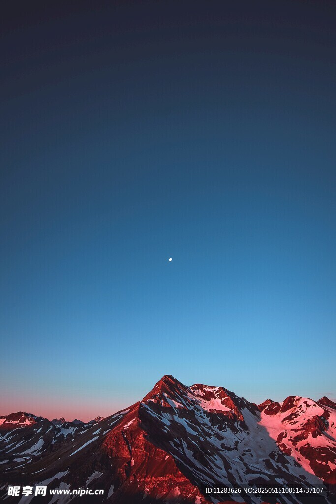 夕阳下的壮丽山峰与星空