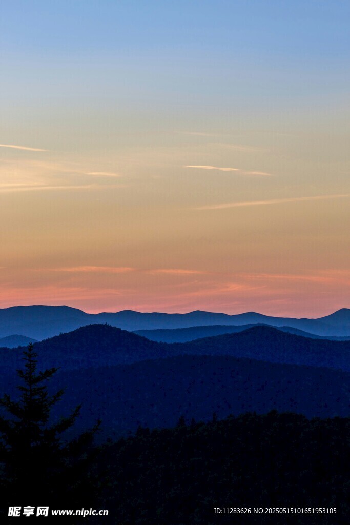 黄昏下的连绵山脉景色