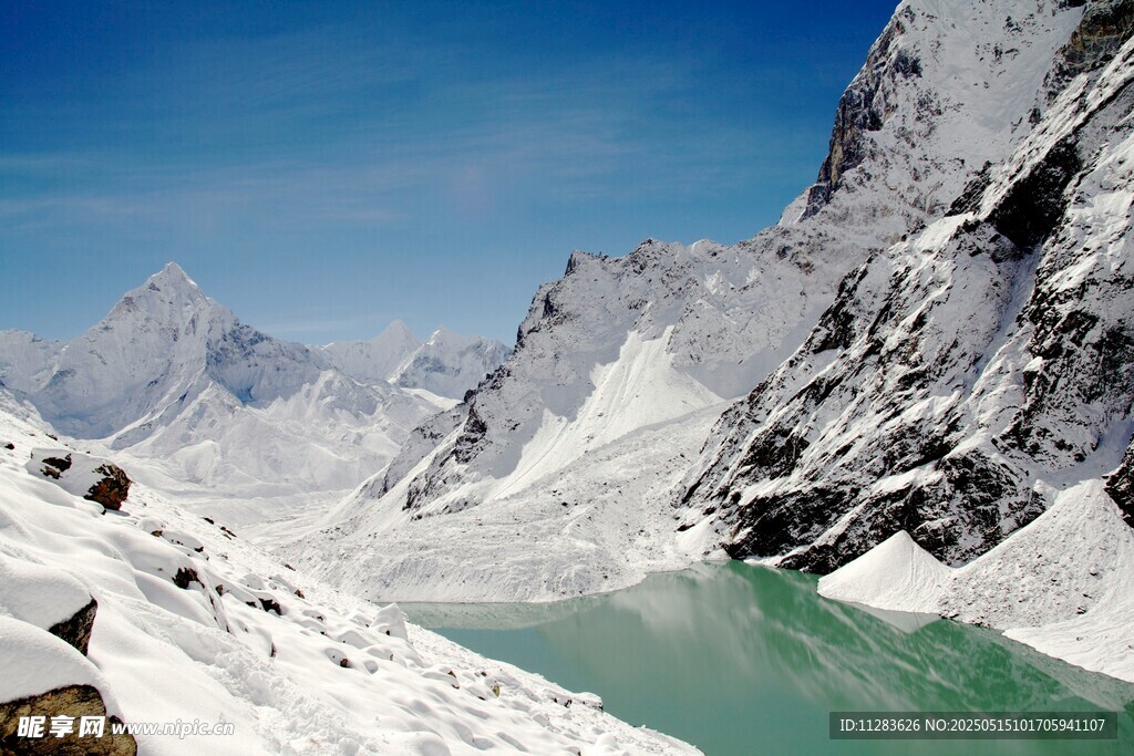 雪山下的碧绿湖泊美景