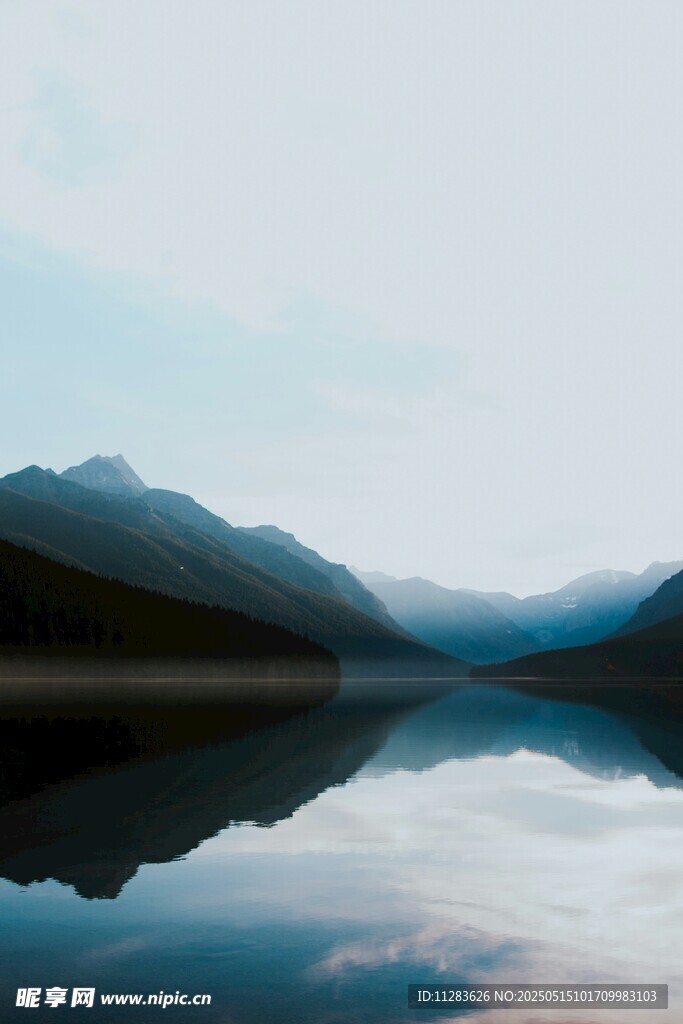 宁静山水倒影如画美景