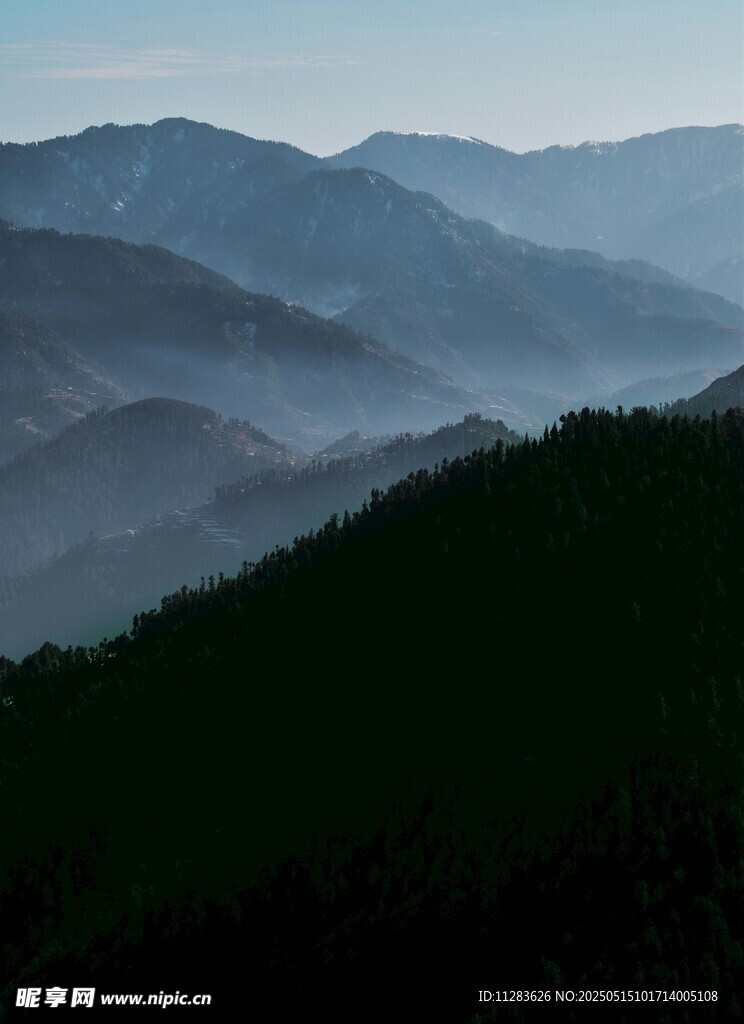 山峦叠嶂间的朦胧美景