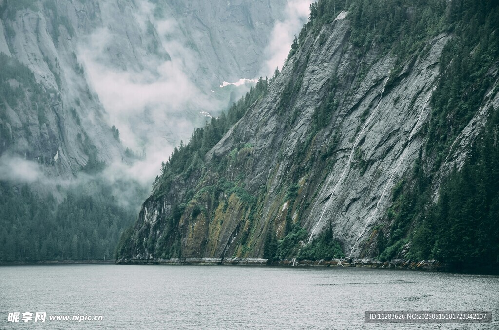 云雾缭绕的山水壮丽景观