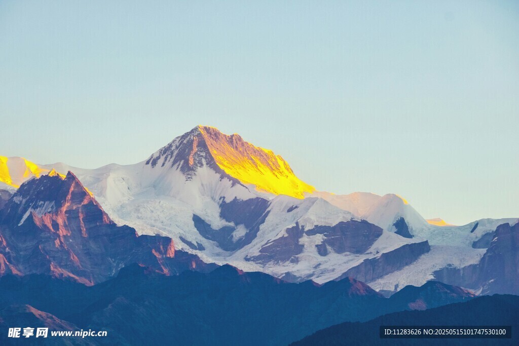 雪山壮丽日出美景