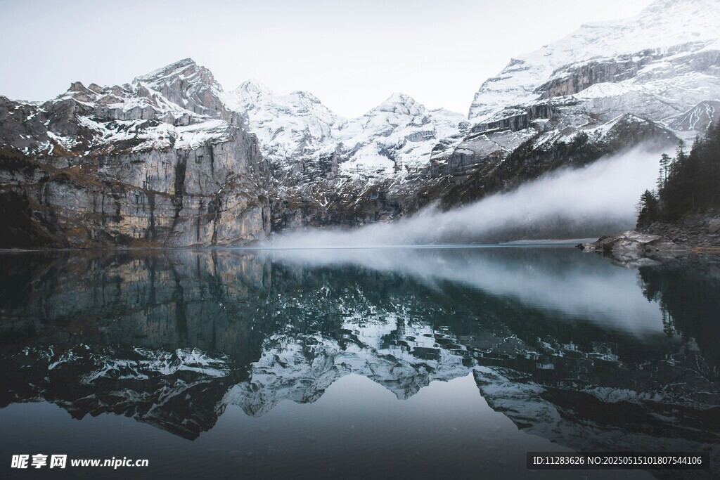 雪山下的静谧湖泊美景