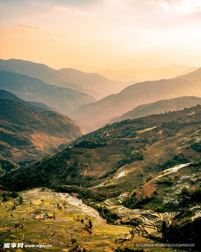 山间美景 夕阳下的壮丽风光