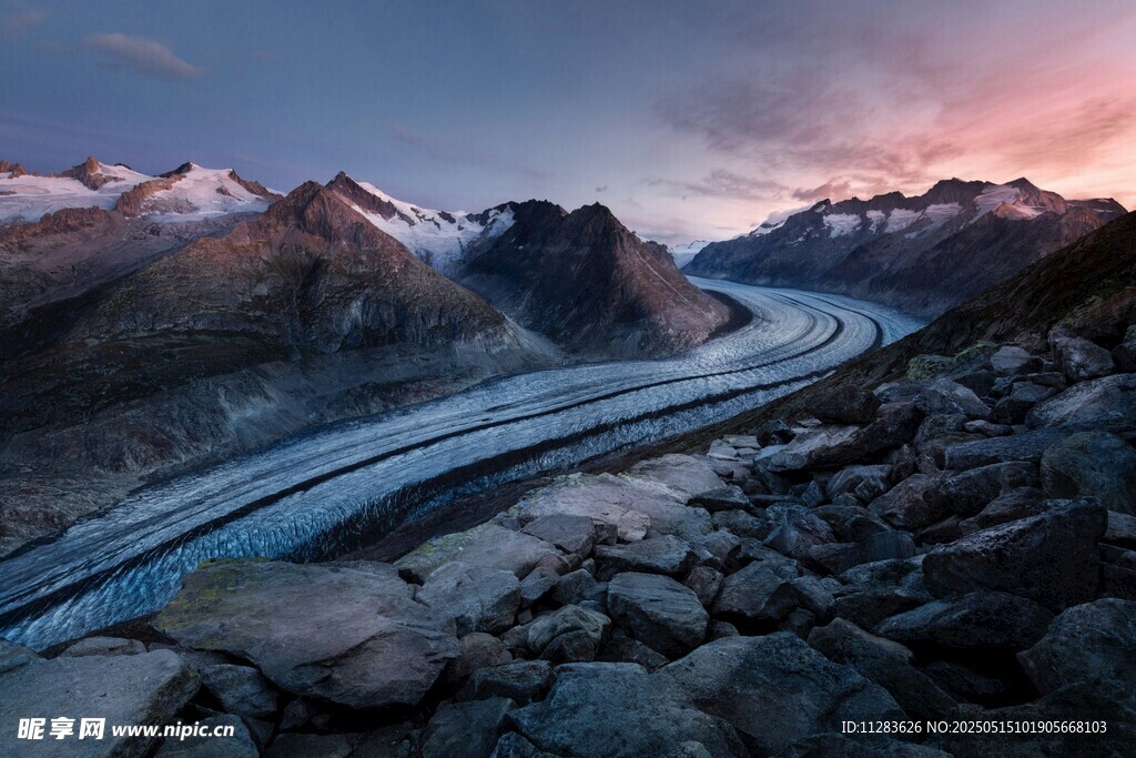 山间公路与壮丽雪山景观