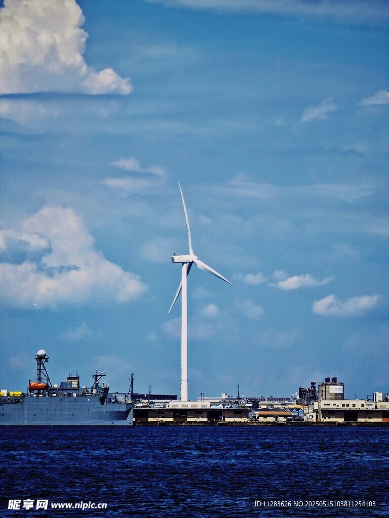 海上风力发电机与船只景观