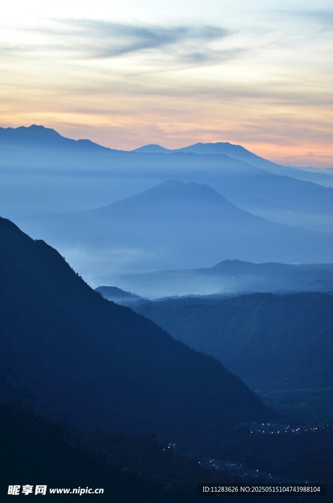 山间暮色美景