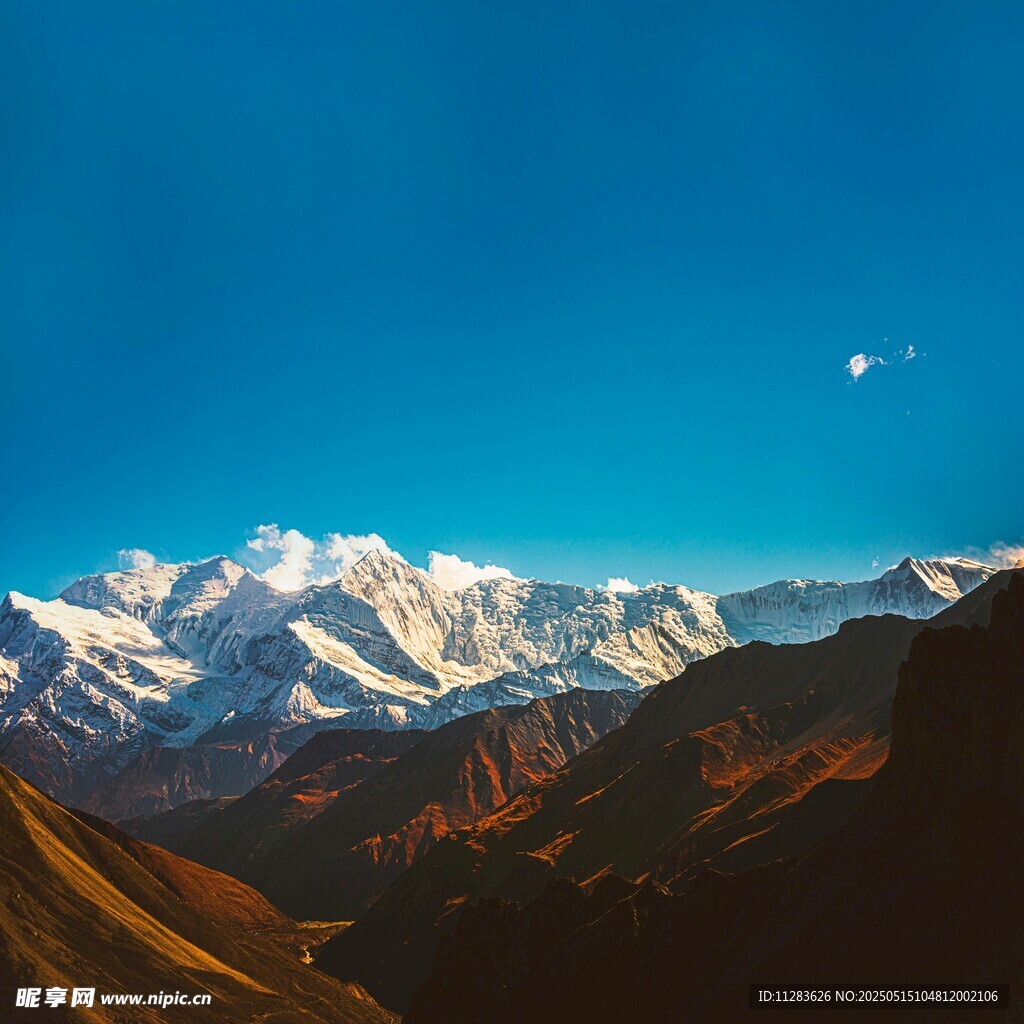 雪山蓝天美景
