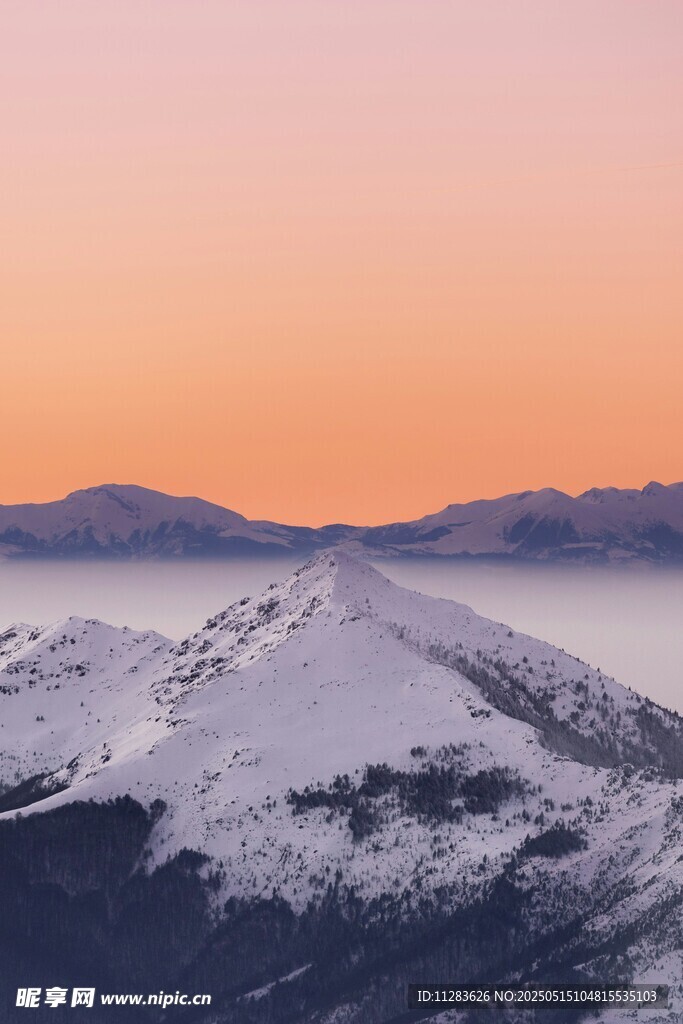 雪山日出美景