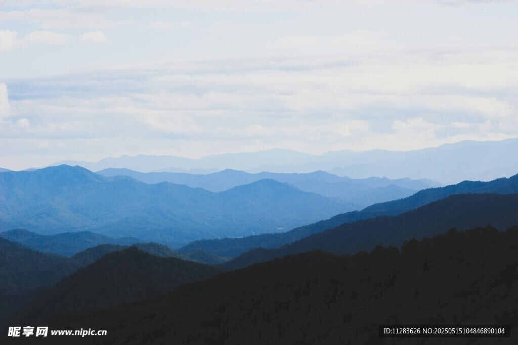 山峦云海美景