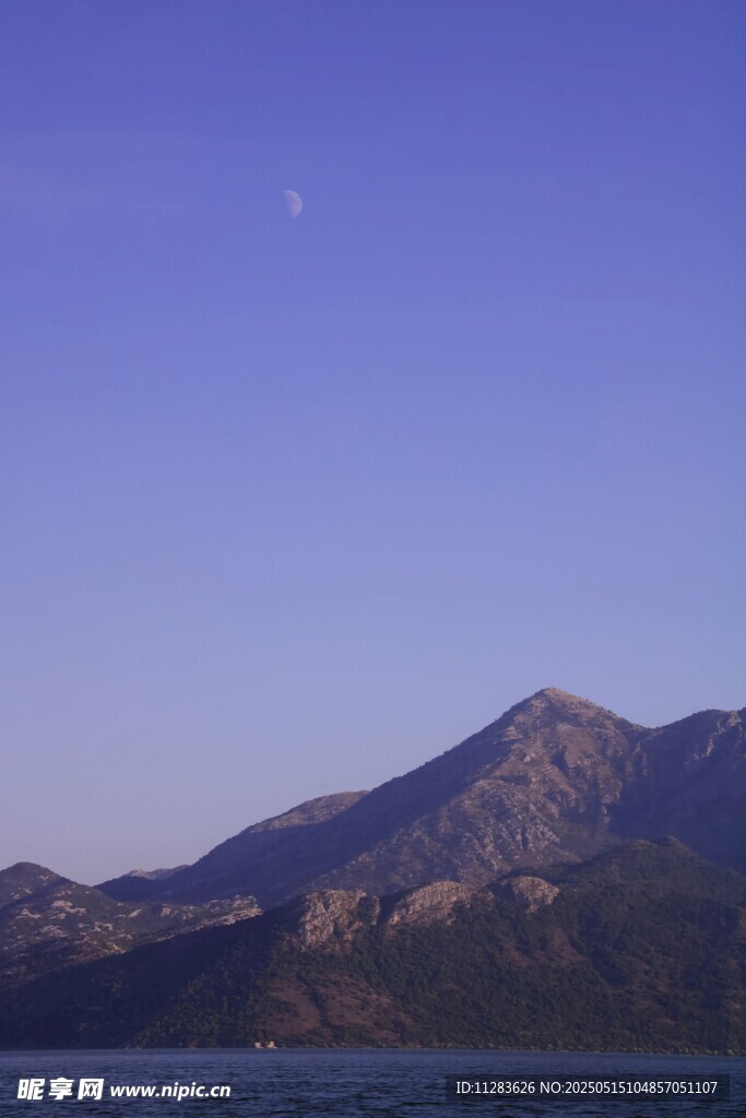 湖畔远山蓝天美景