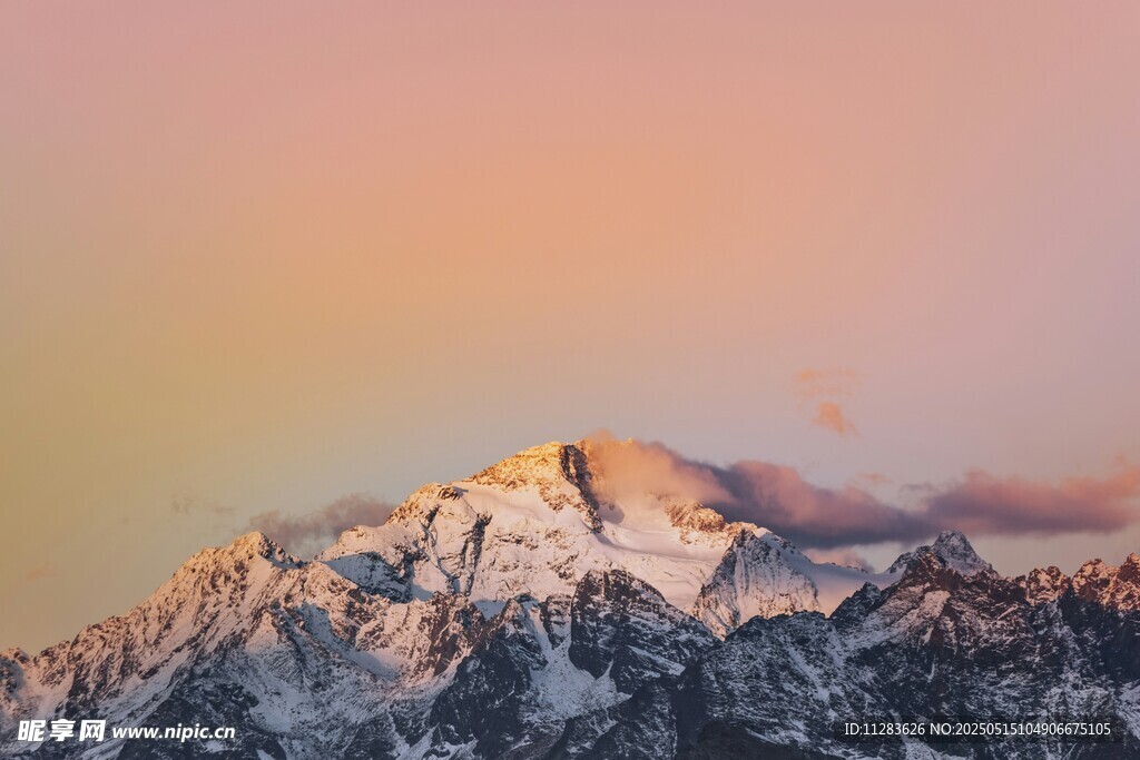 壮丽雪山映黄昏美景