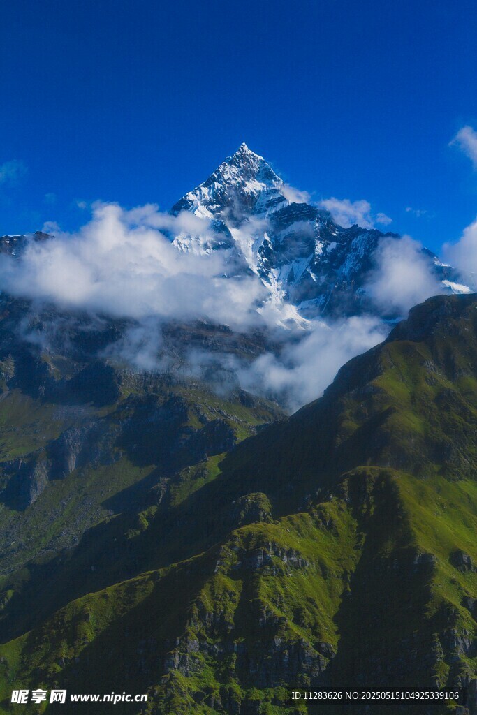 巍峨雪山映于蓝天之下