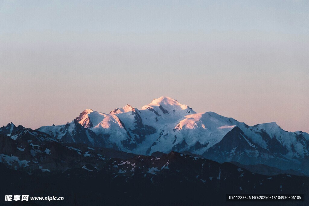 雪山日出美景