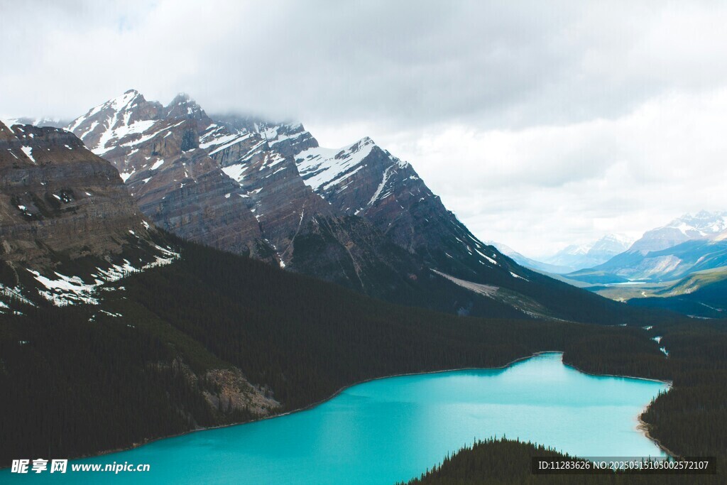 壮丽雪山下的蓝湖美景
