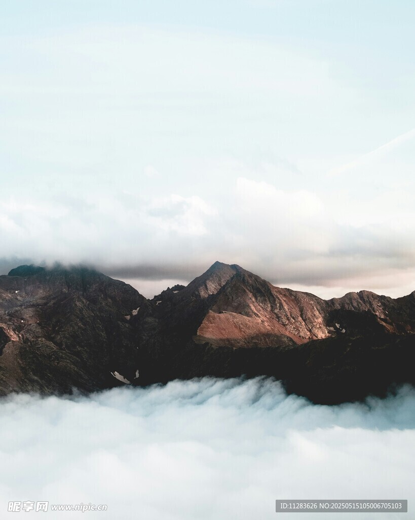 云海中的壮丽山峦