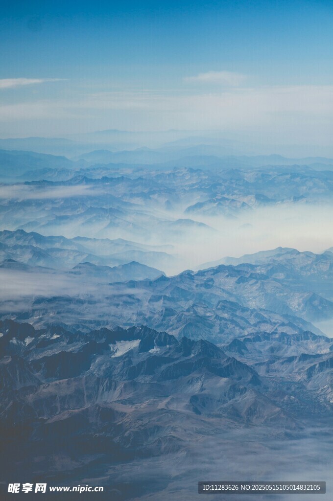 高空俯瞰壮丽山脉云海