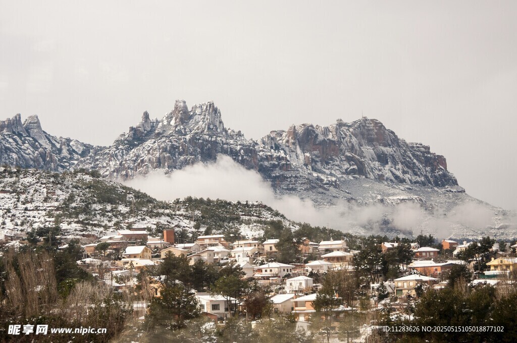 雪覆山峦下的宁静村落
