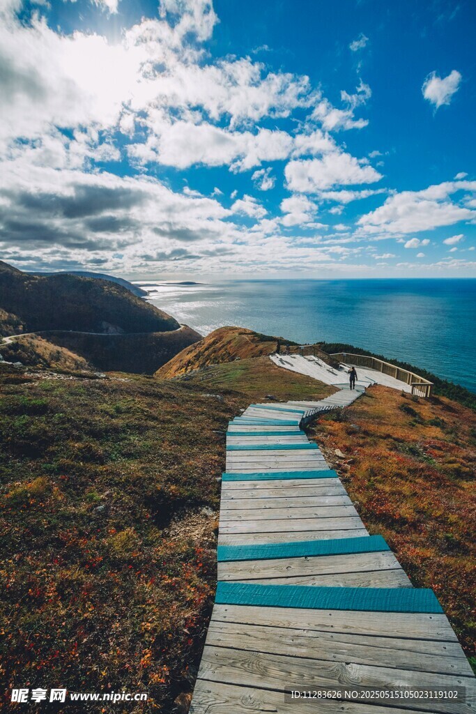海边彩色木栈道风景