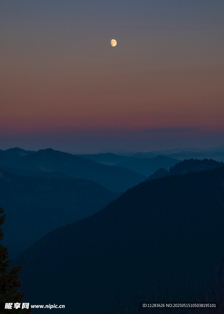 月夜下的连绵山峦