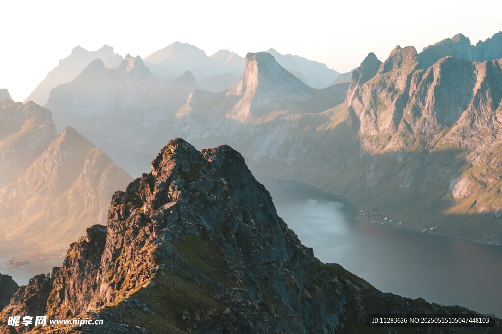 壮丽山景晨光中的巍峨山峰