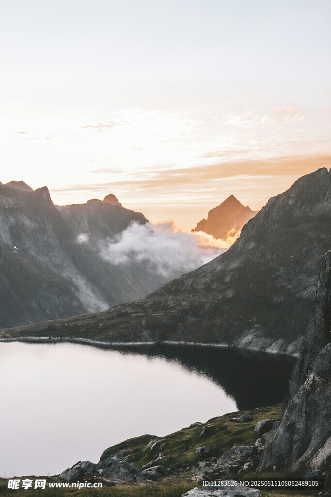 山间湖畔的绝美日出景色