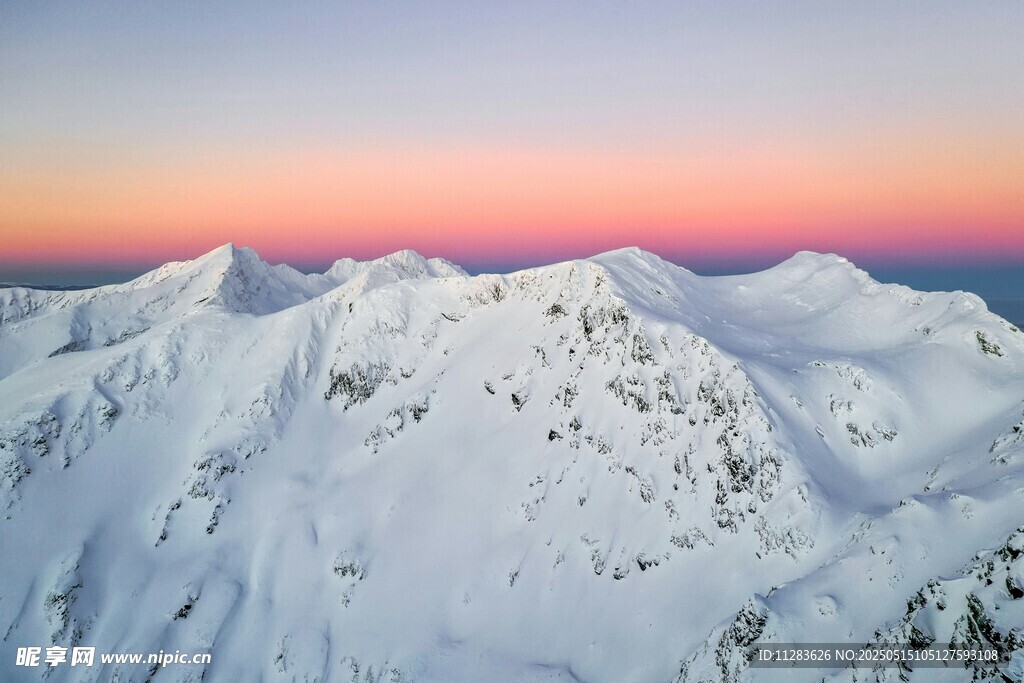 雪山壮丽日出美景