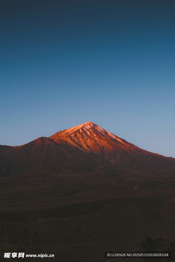 夕阳下的巍峨火山