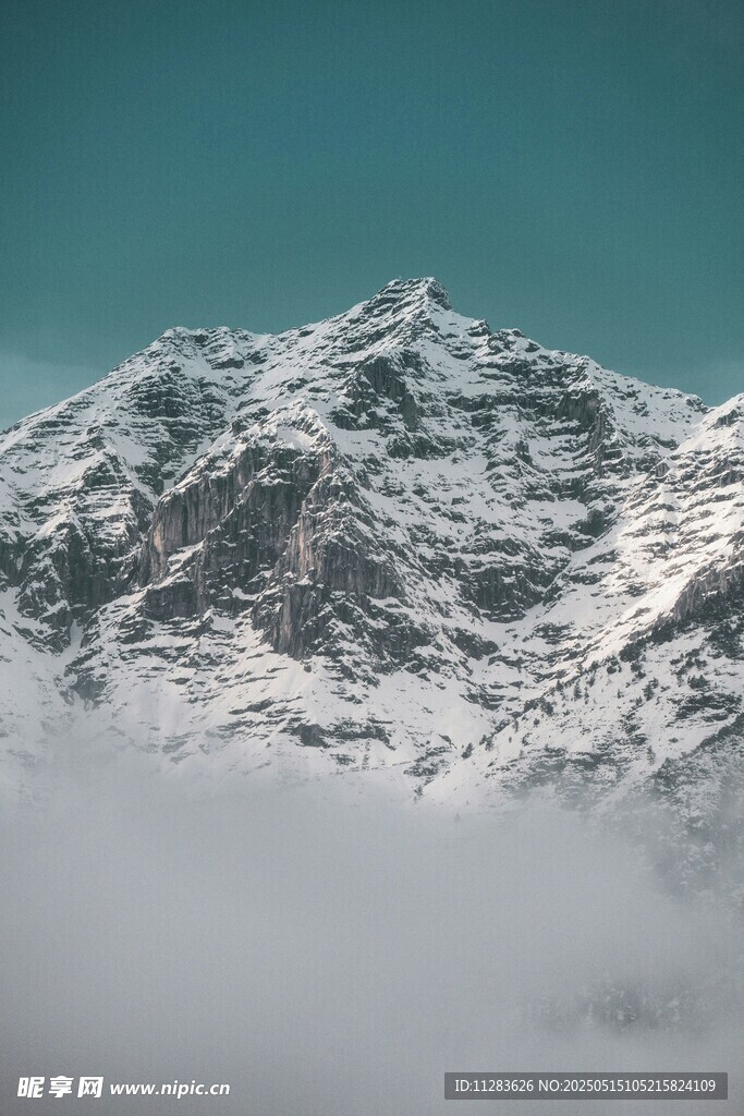 巍峨雪山云雾缭绕