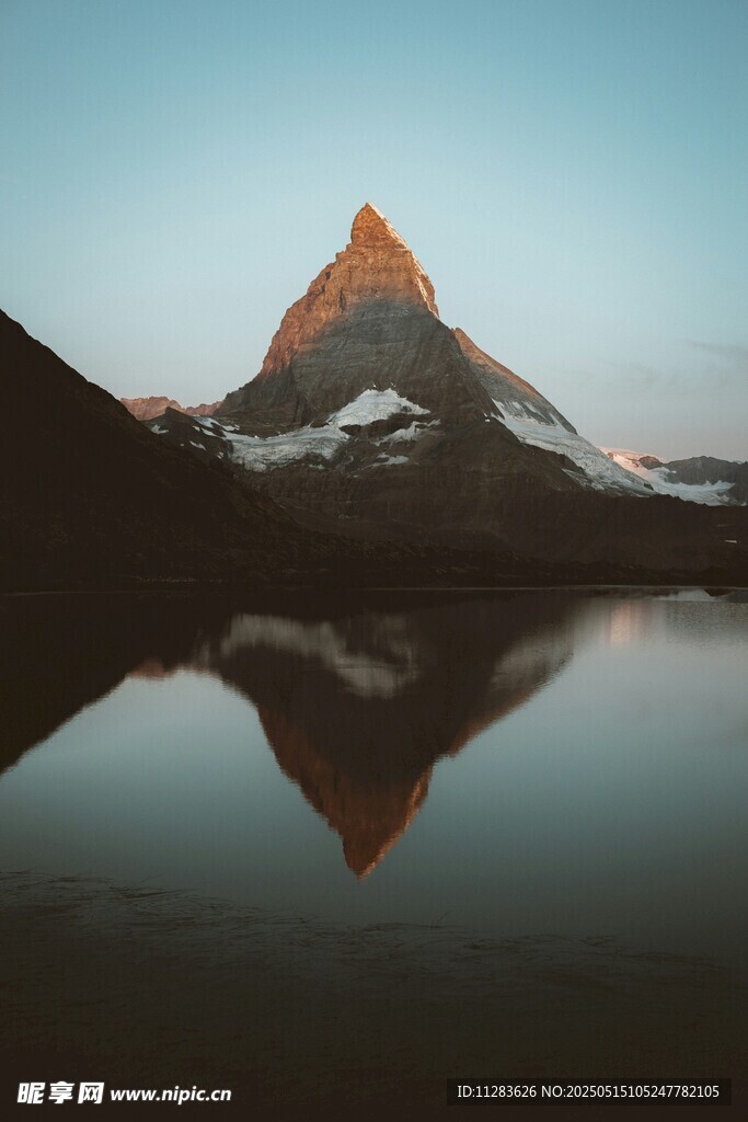 湖畔巍峨山峰的美丽倒影