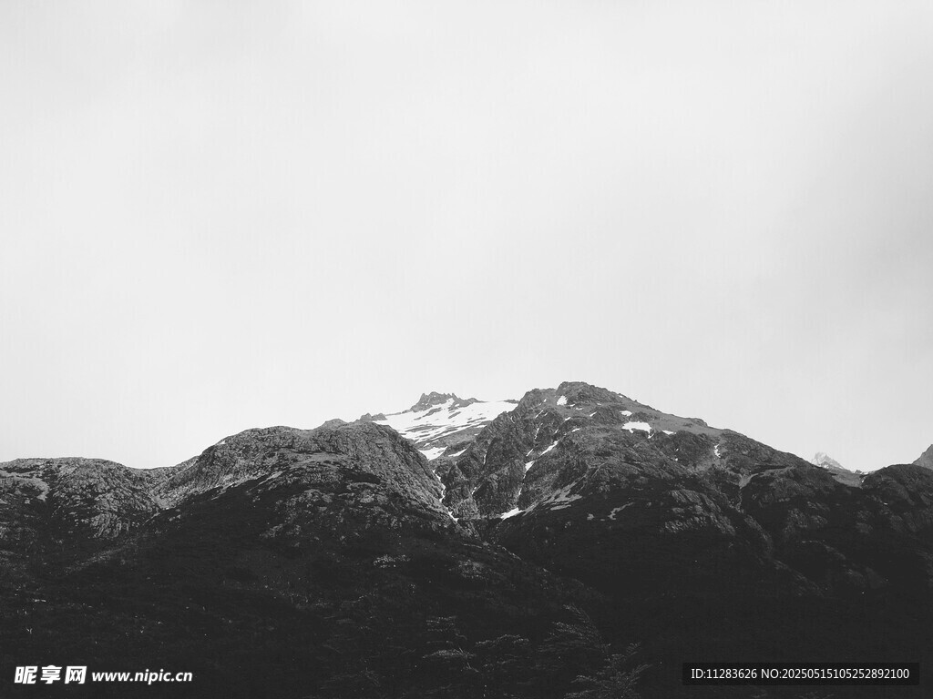 黑白山景图