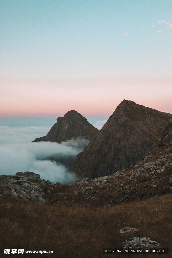山间云海中的壮丽双峰
