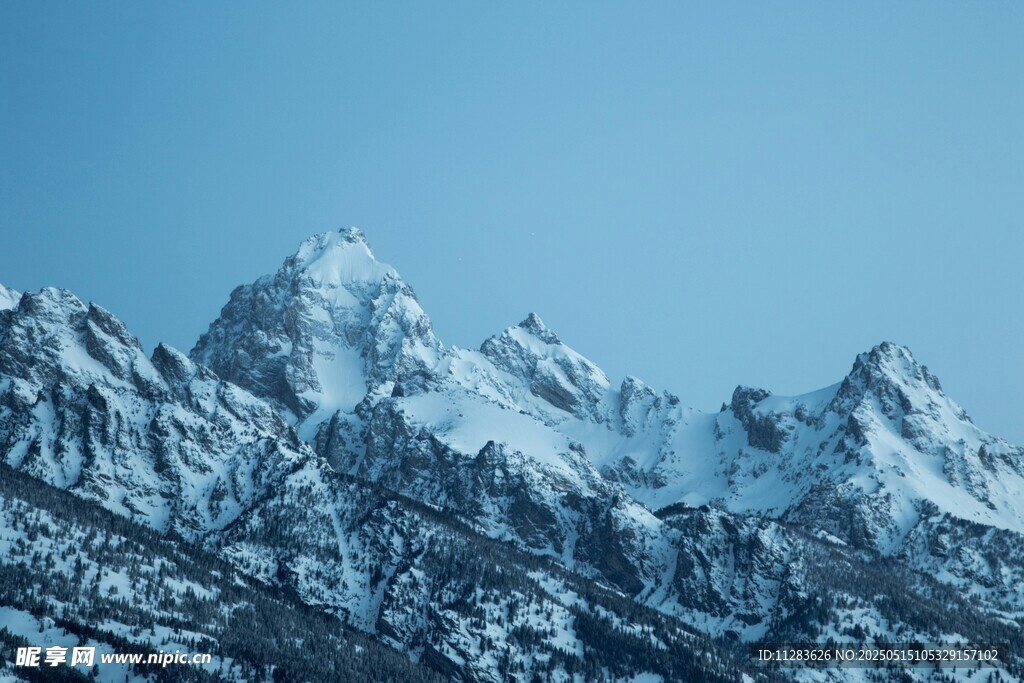巍峨雪山壮丽景致