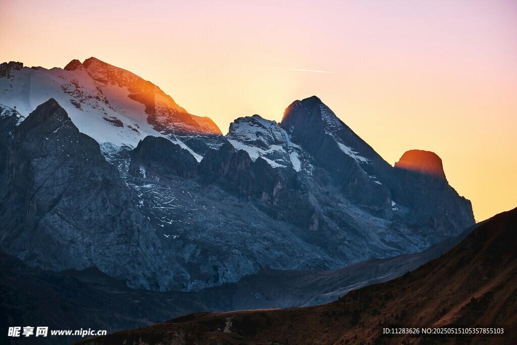 夕阳下的壮丽雪山景观