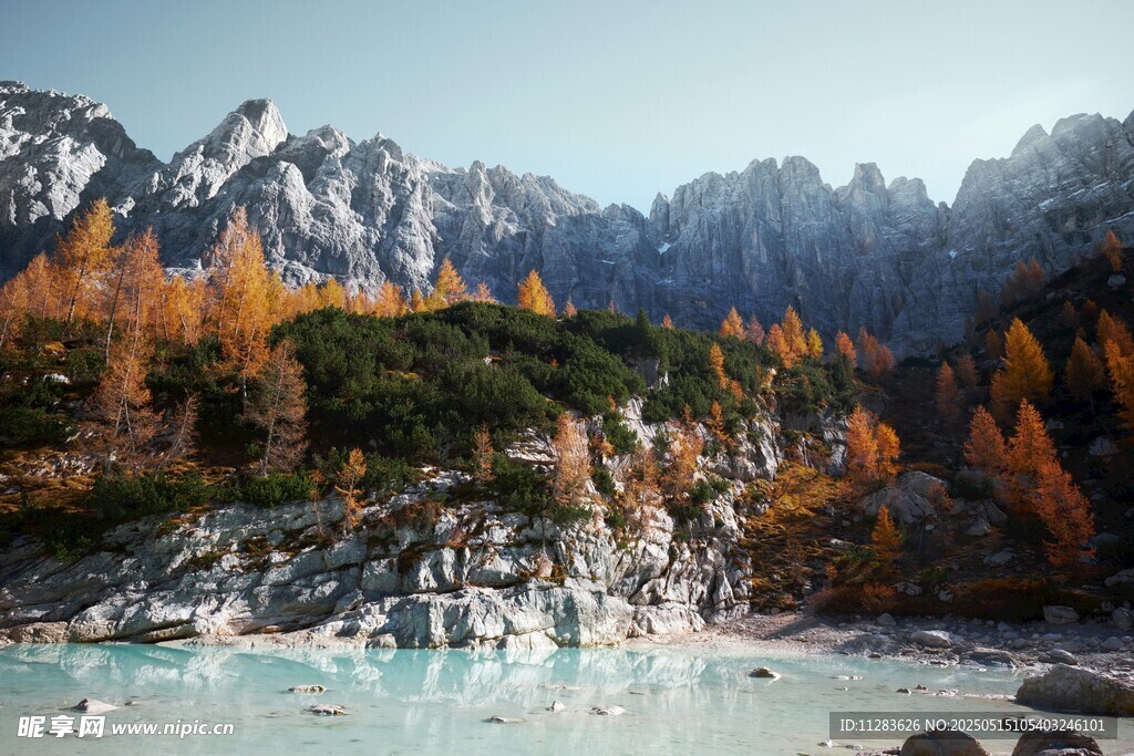 秋日山间的澄澈湖泊美景