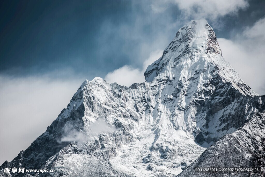 巍峨雪山壮丽景致