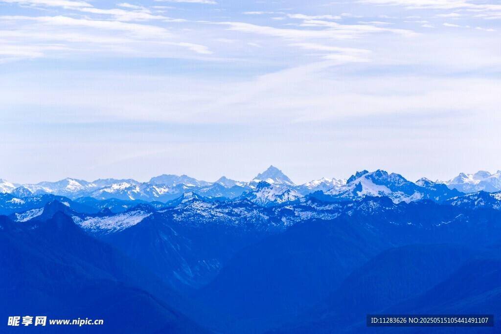壮丽雪山蓝天美景