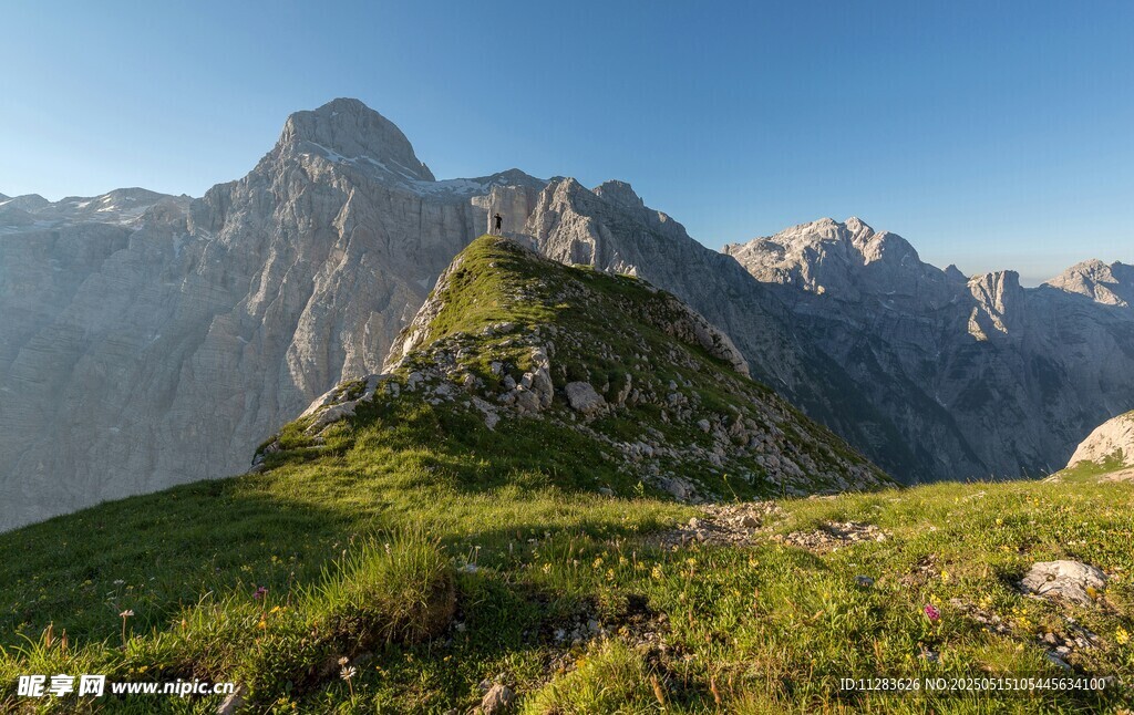 高山草甸壮丽山景