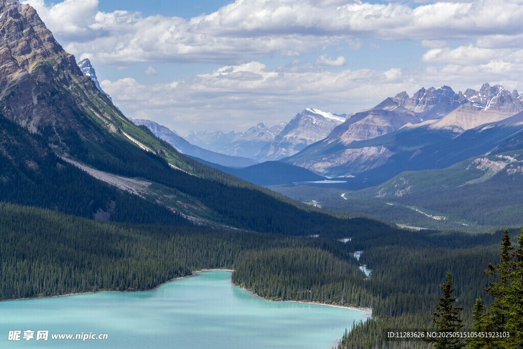 壮丽山水间的蓝湖美景