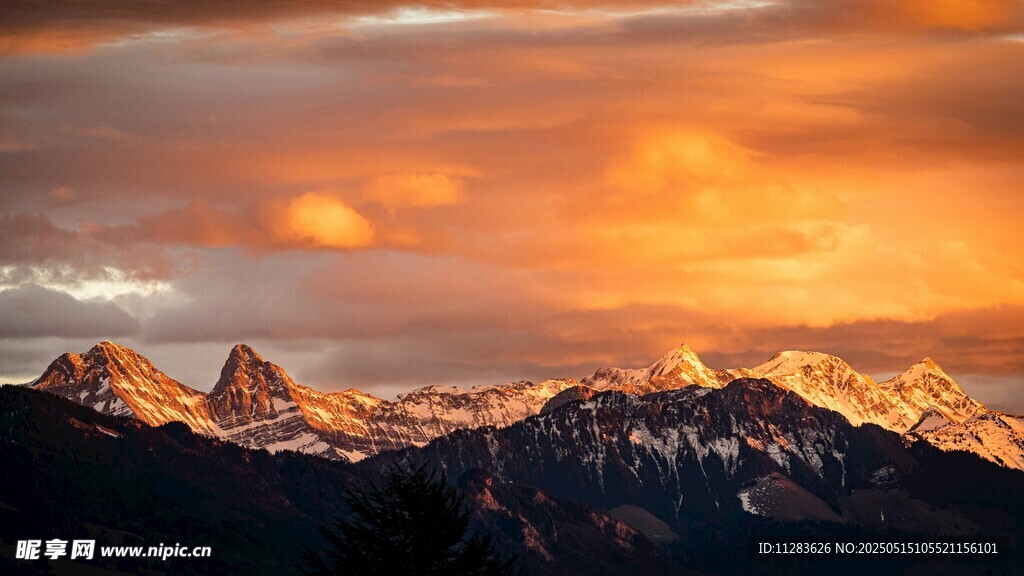 壮丽雪山日落美景