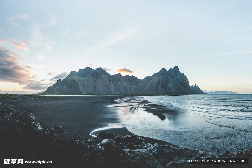 海边壮丽山景与迷人光影