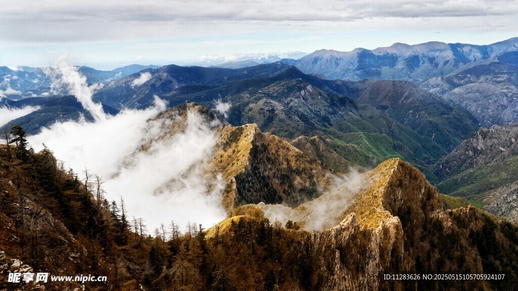 壮丽山峦云海景观